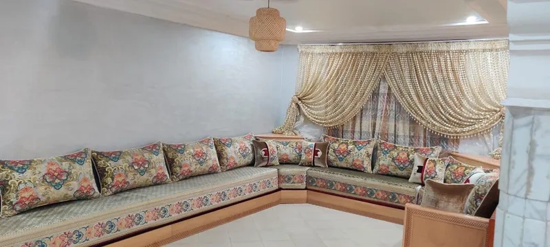 صالون مغربي على شكل زاوية بقماش ووسائد بزخارف ملونة