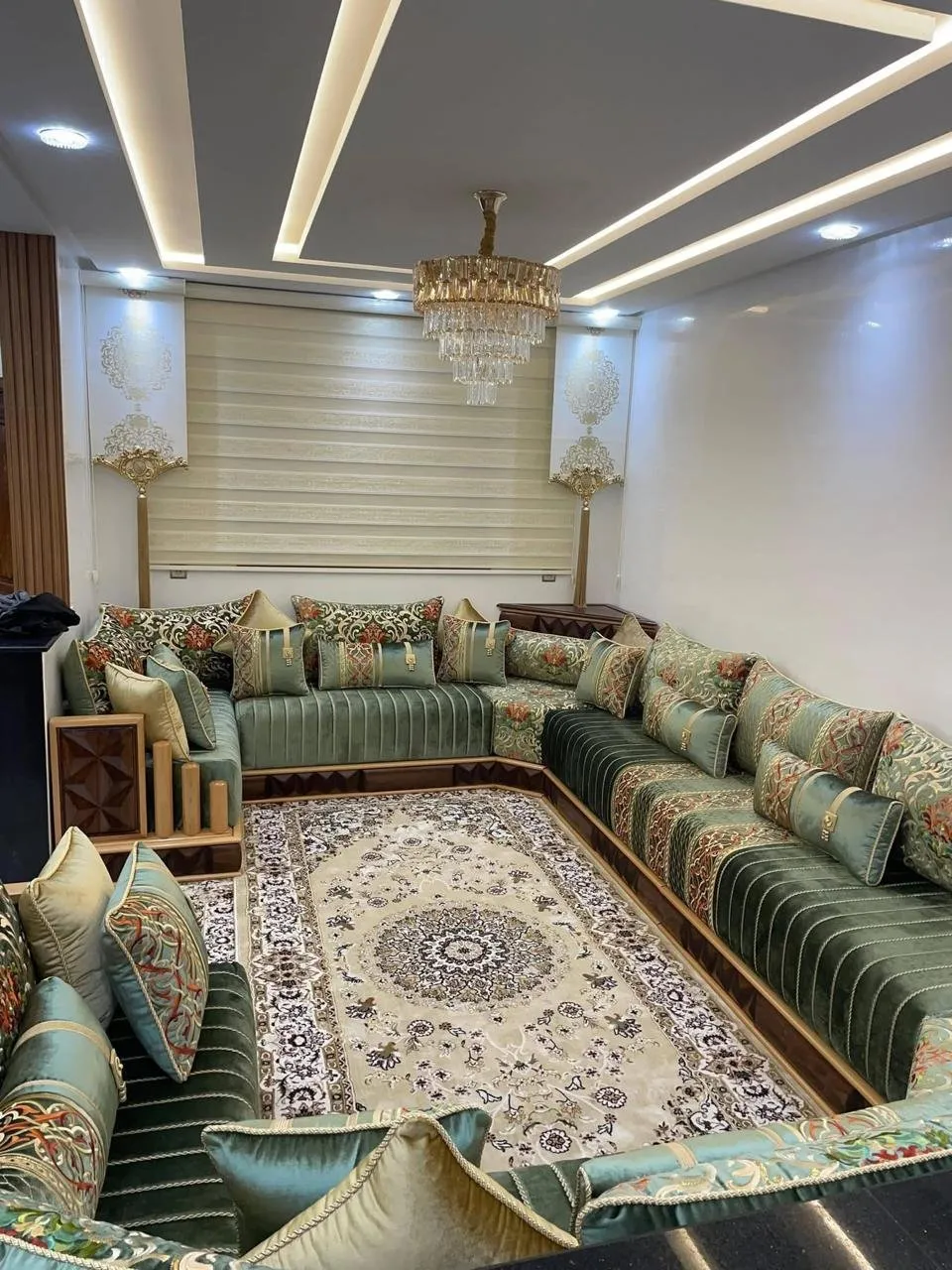 صالون مغربي أخضر من القطيفة على شكل U مع زربية كريمية
