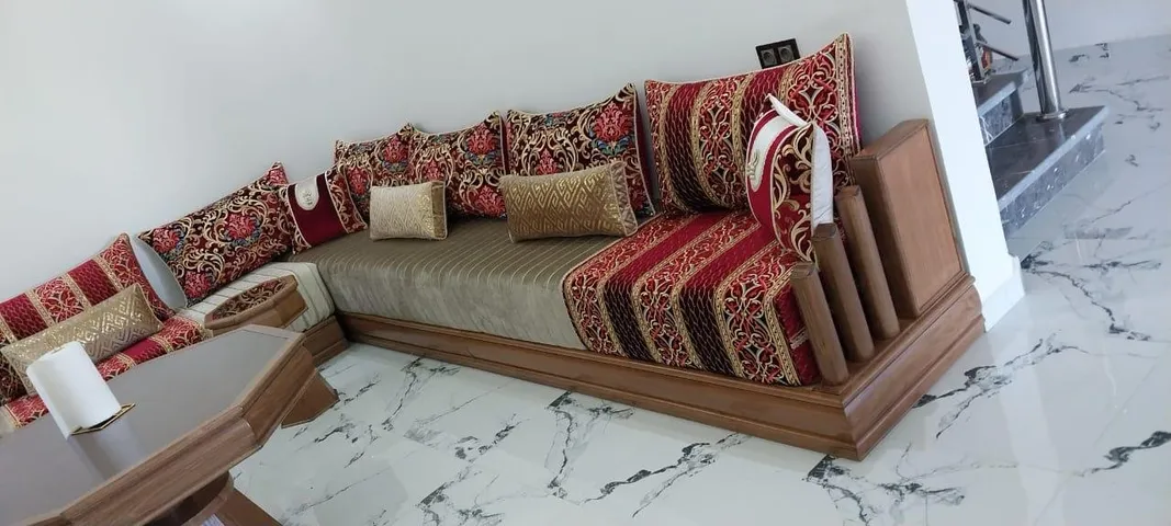 صالون مغربي أحمر وذهبي بقاعدة من الخشب الطبيعي