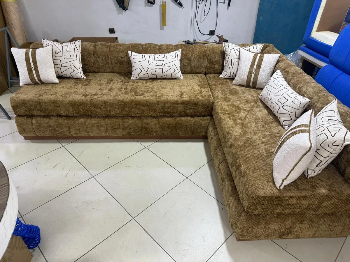 كنبة زاوية من القطيفة الزيتية في ورشة أفرشة فارس